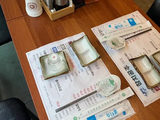 Даэннидан-гилийн төгсгөлд, Самдок цэцэрлэгт хүрээлэнгийн эсрэг талд байрлах Chamchi Gongju