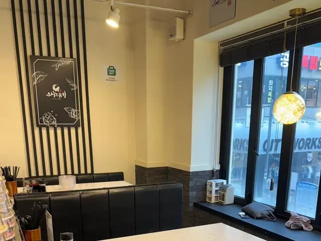 Sushino Yuki à Sanbon avec sushi sur tapis roulant et attente possible aux heures de pointe