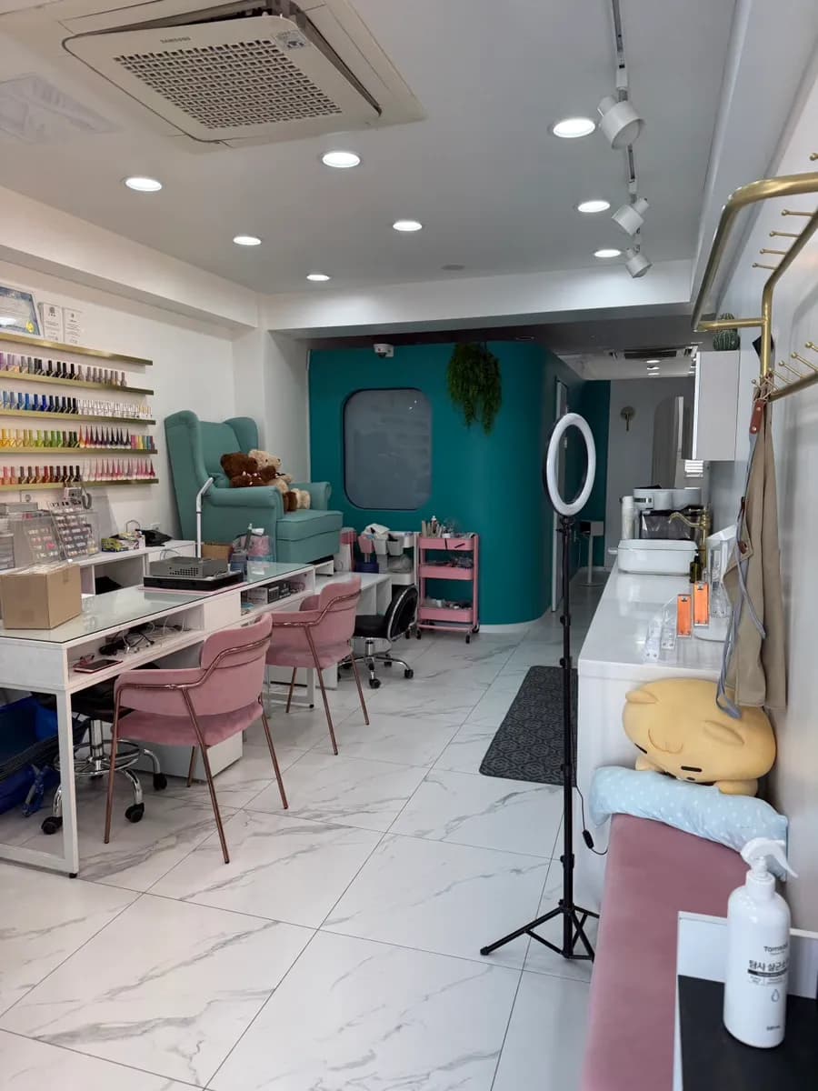 Ruang dalam Shop Bebe untuk gantung pakaian dan simpan barang