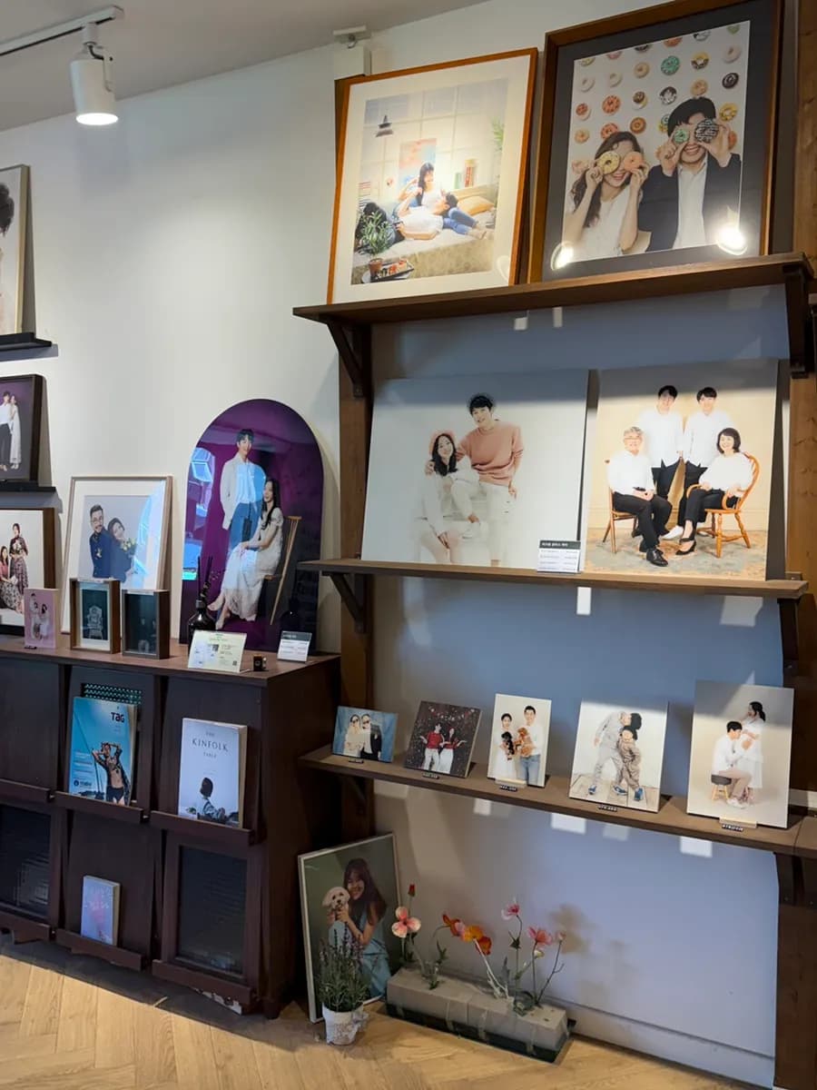 ItsYou Studio Sanbon: Schaufenster und Innenraum im Erdgeschoss