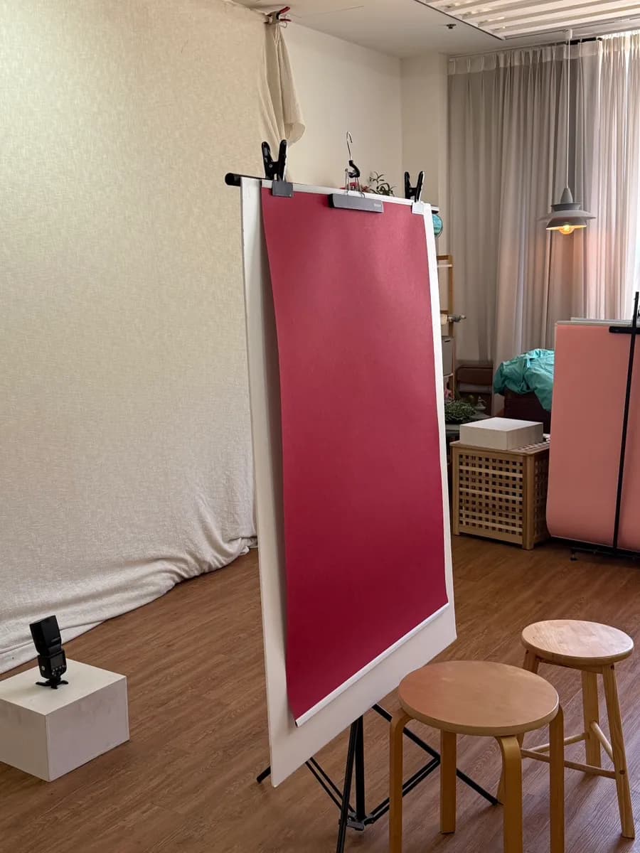 Burgunderfarbener Hintergrund für ein Profilfoto bei ItsYou Studio
