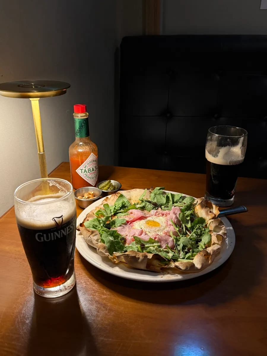 Egg in Jambon, handgemachte Holzofenpizza bei Nabilio