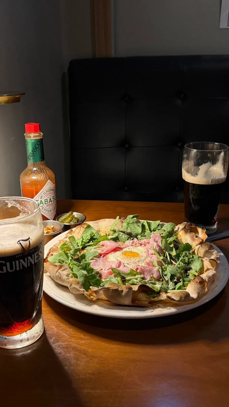 Nahaufnahme der Egg-in-Jambon-Pizza mit handgemachtem Teig und Sauce