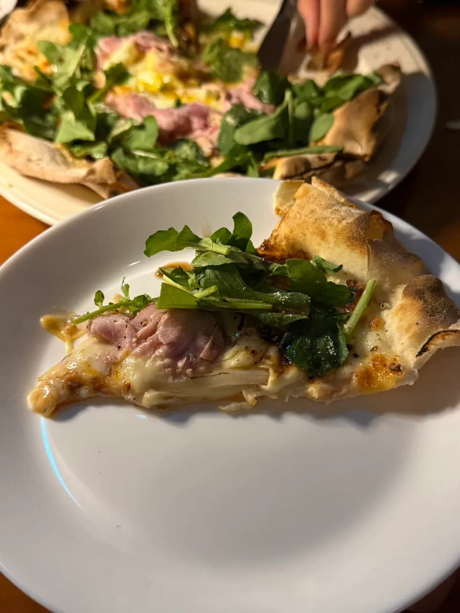 Ei, Jambon, Teig und Balsamicosauce auf der Nabilio-Pizza