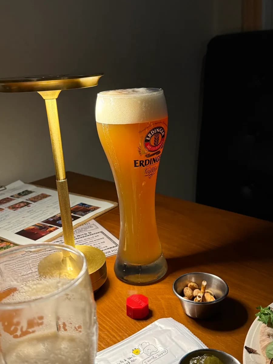 Dunkles Bier und Erdinger zur Holzofenpizza bei Nabilio