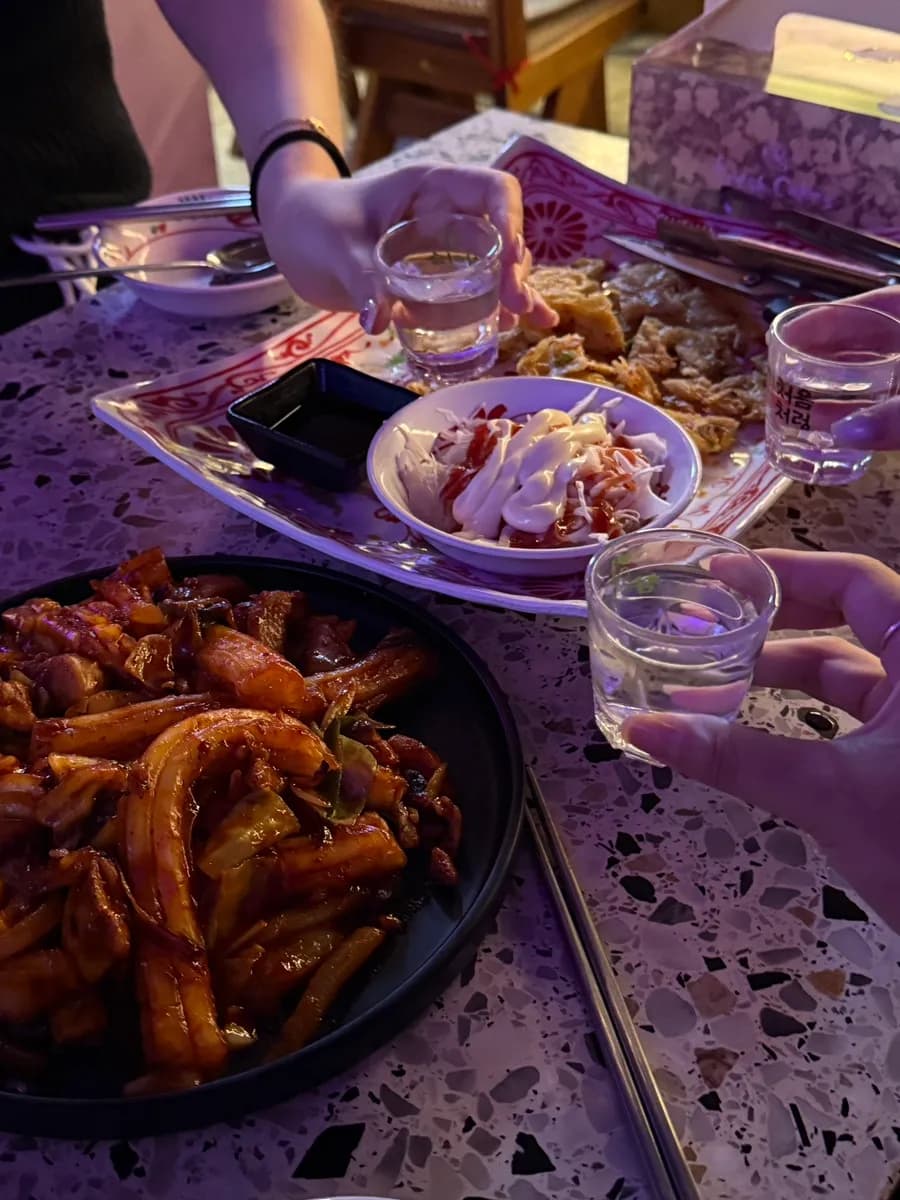Soju frío disfrutado en una segunda ronda en Inssaeng Beer Bumgye