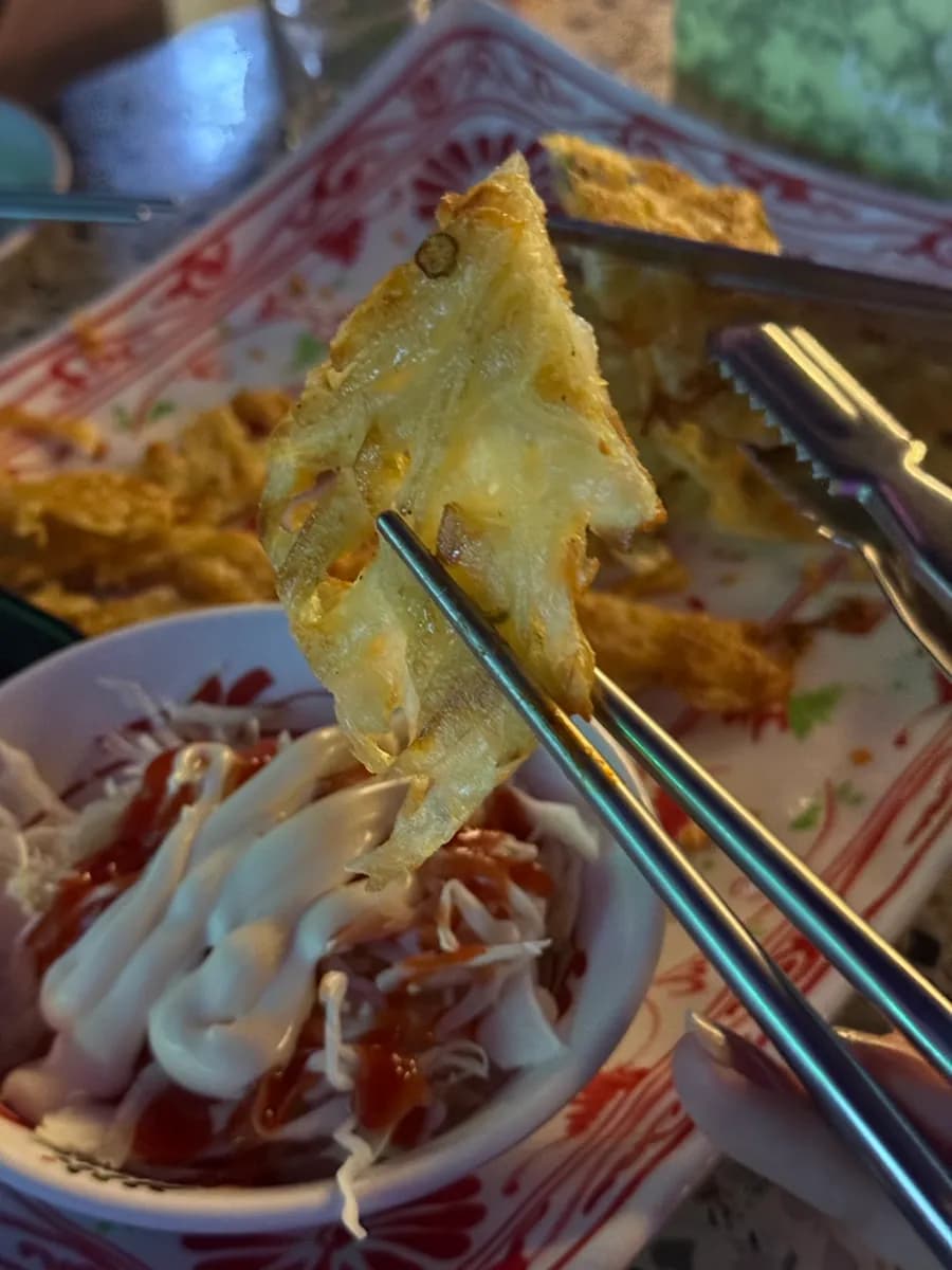 Crispy Potato Jeon fino y crujiente con ensalada de acompañamiento