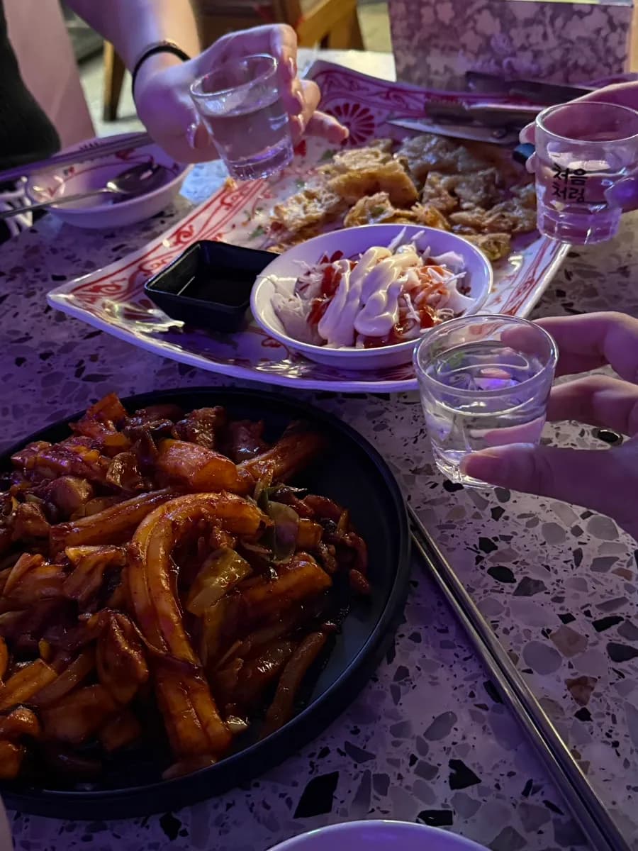 Snacks de pub coreanos acompañados de bebidas en Inssaeng Beer Bumgye