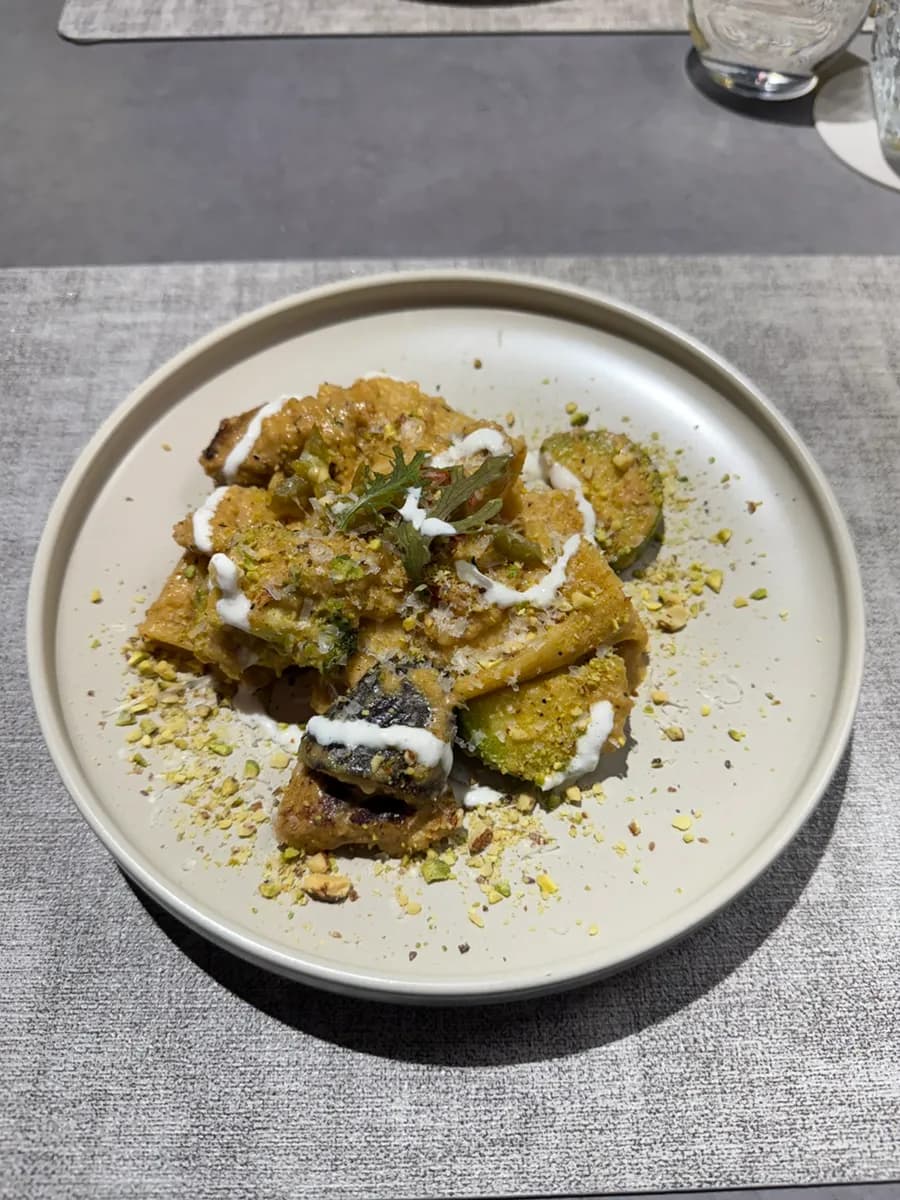 Шарсан гахайн мах, soy meat, самар, zucchini-тэй ногоон карри penne pasta