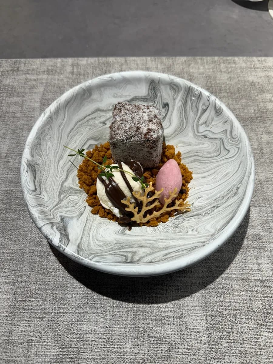Burdock tea ice cream, chocolate lamington, strawberry sorbet бүхий амттан