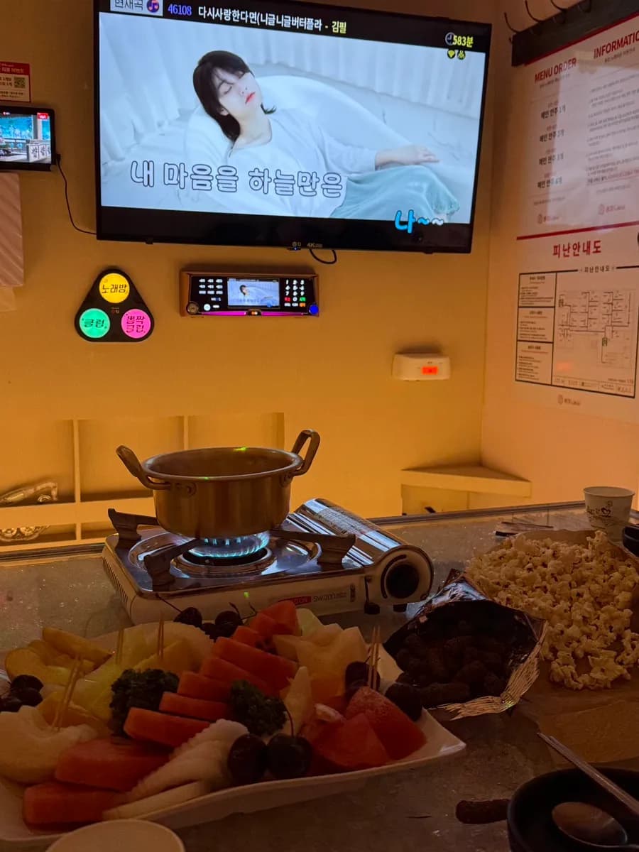 意式辣香肠披萨和 Dongking 时令水果