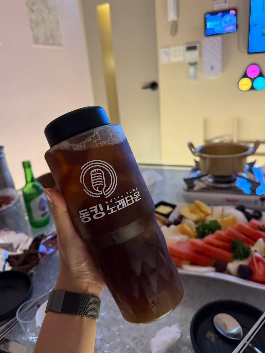 意式辣香肠披萨配可乐、虾片、辣酱和蒜蓉酱