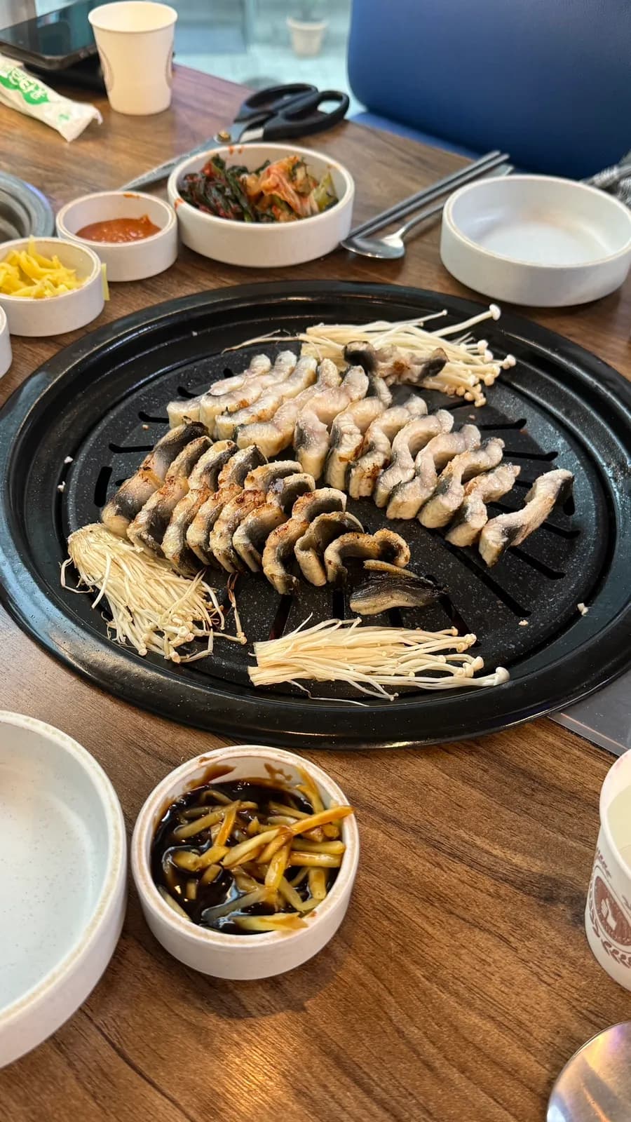 Lươn nước ngọt nướng với nấm enoki tại quán Sanbon