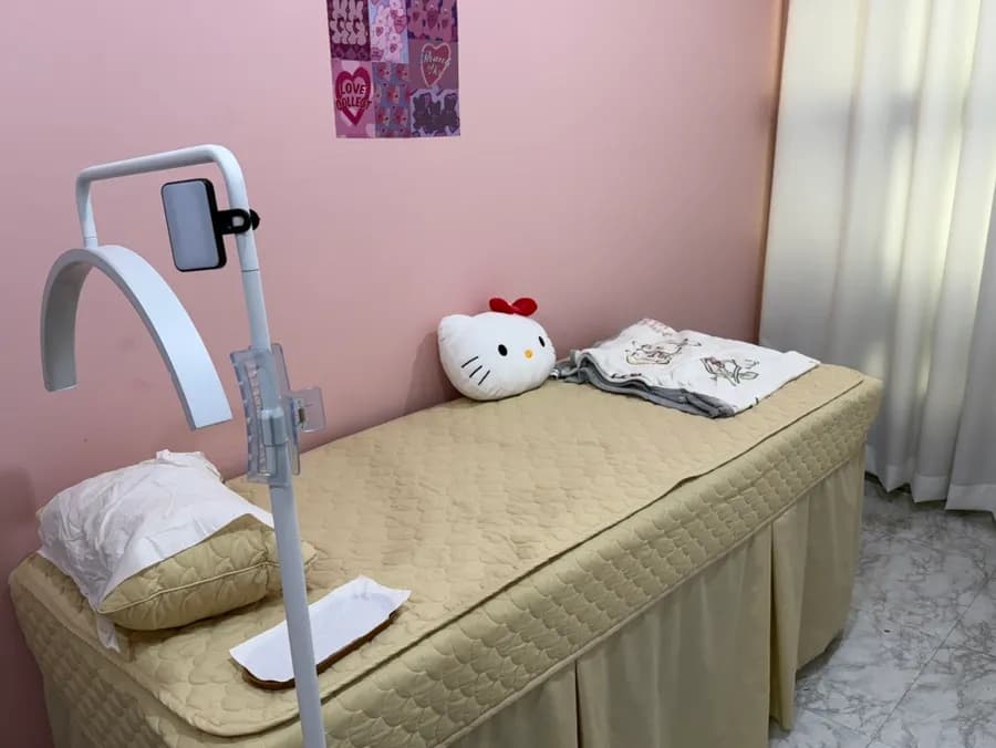 Comfortable treatment bed for a 1:1 eyelash perm at Roa Lash