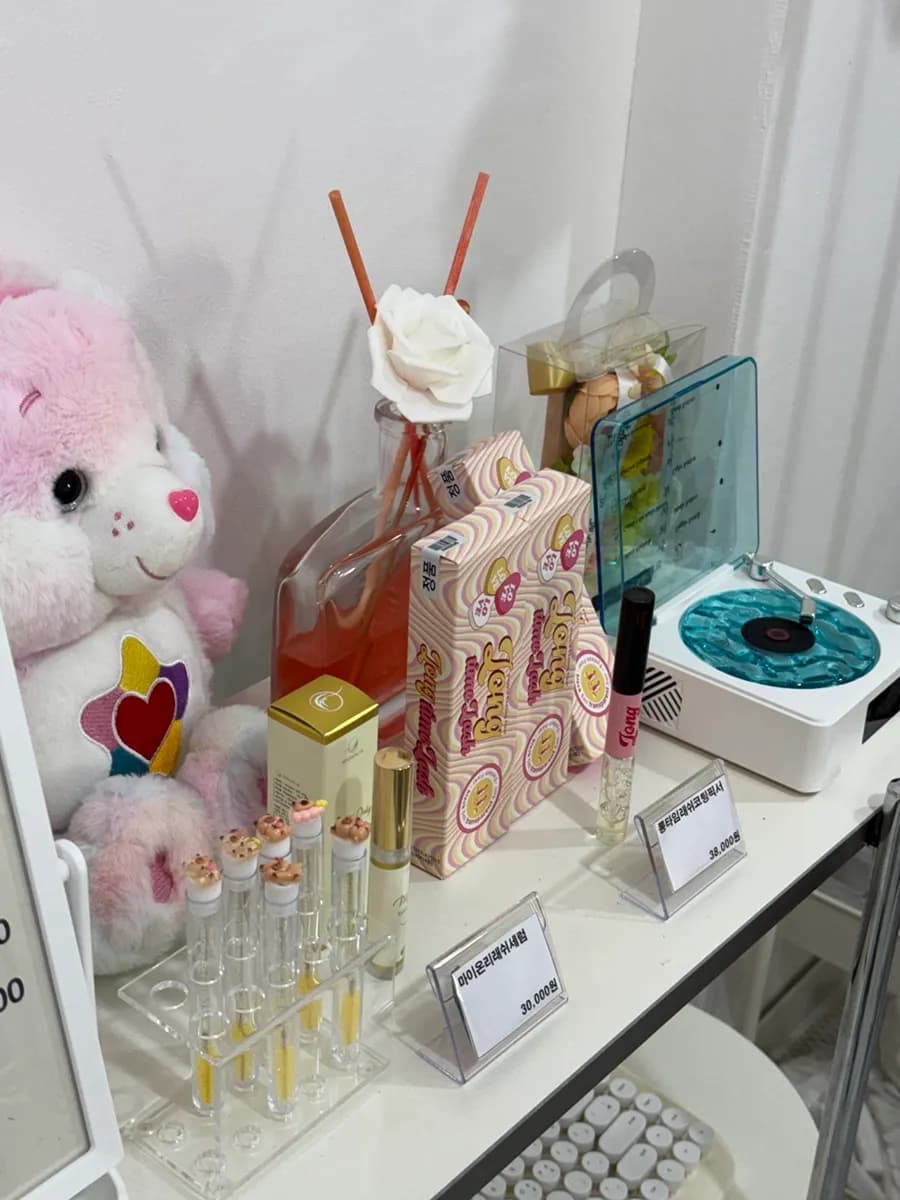 Eyelash nutrition serum and care item shown at Roa Lash