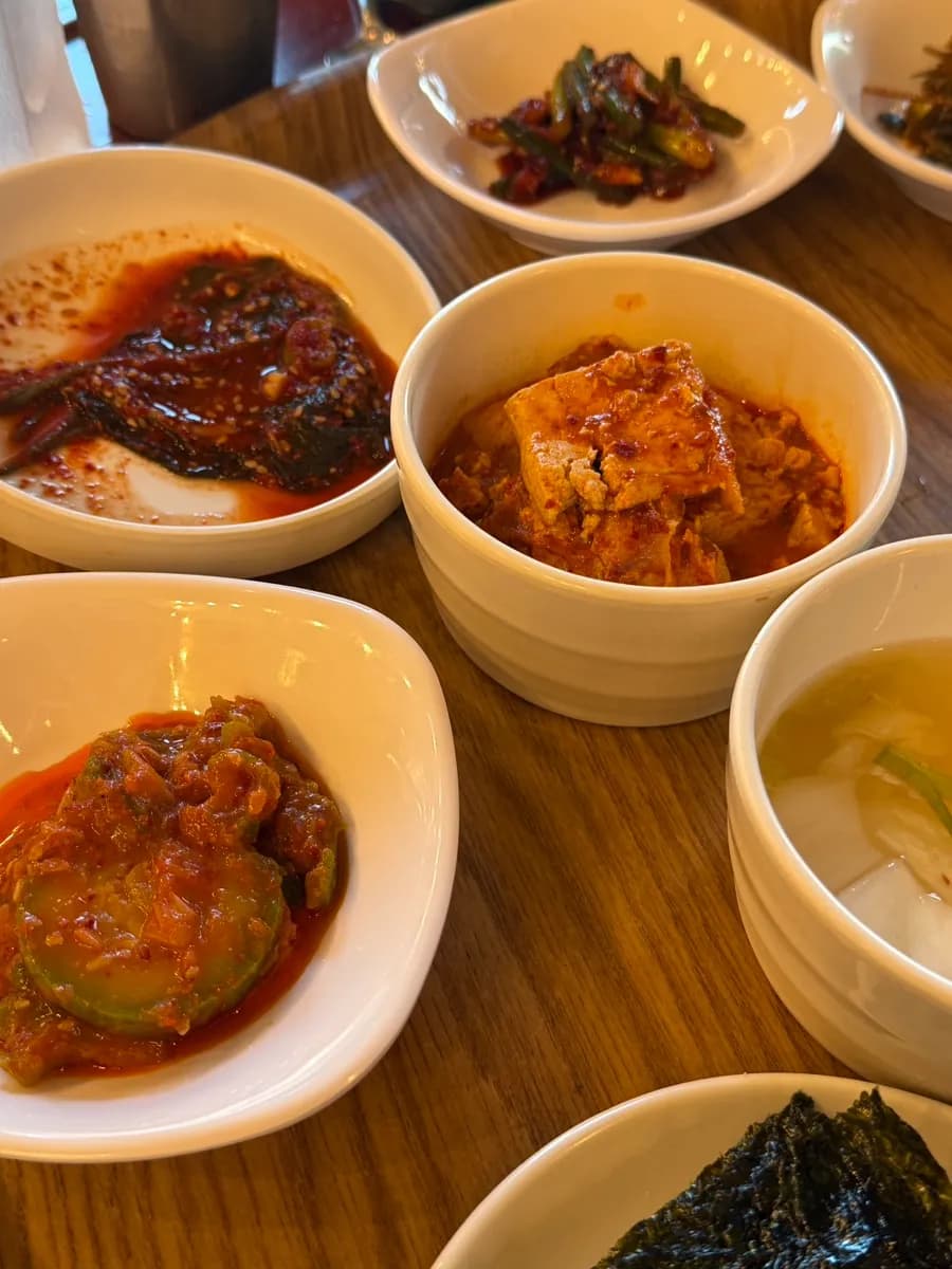 Cá hố và củ cải chín ăn cùng cơm và banchan