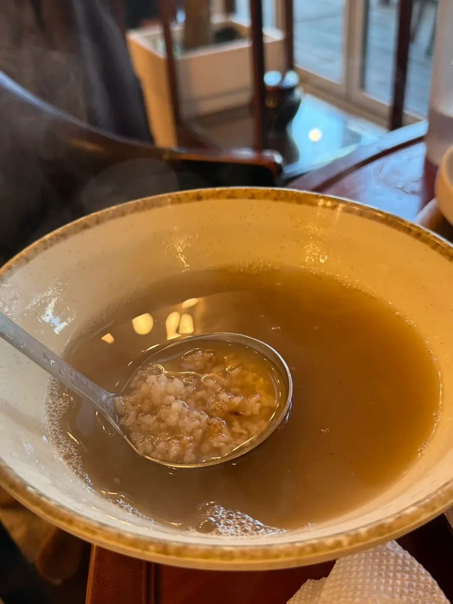 Banchan nêm đỏ với cơm ngũ cốc và canh củ cải bò