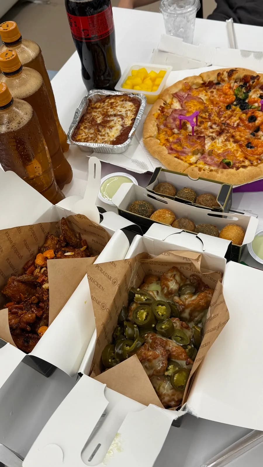 Bamsaem 內用來吃外送餐點的大型中央桌