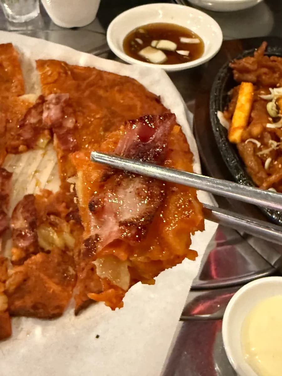 Bacon-Kimchi-Jeon mit großen Baconstücken bei Hansabal Pocha Beomgye