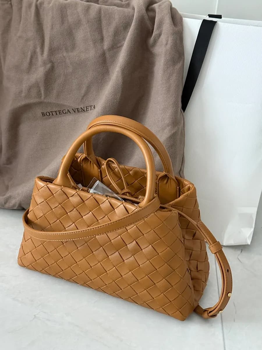 حقيبة Bottega Veneta تم شراؤها من المتجر المختار الفاخر في Lotte Mall Gwangmyeong