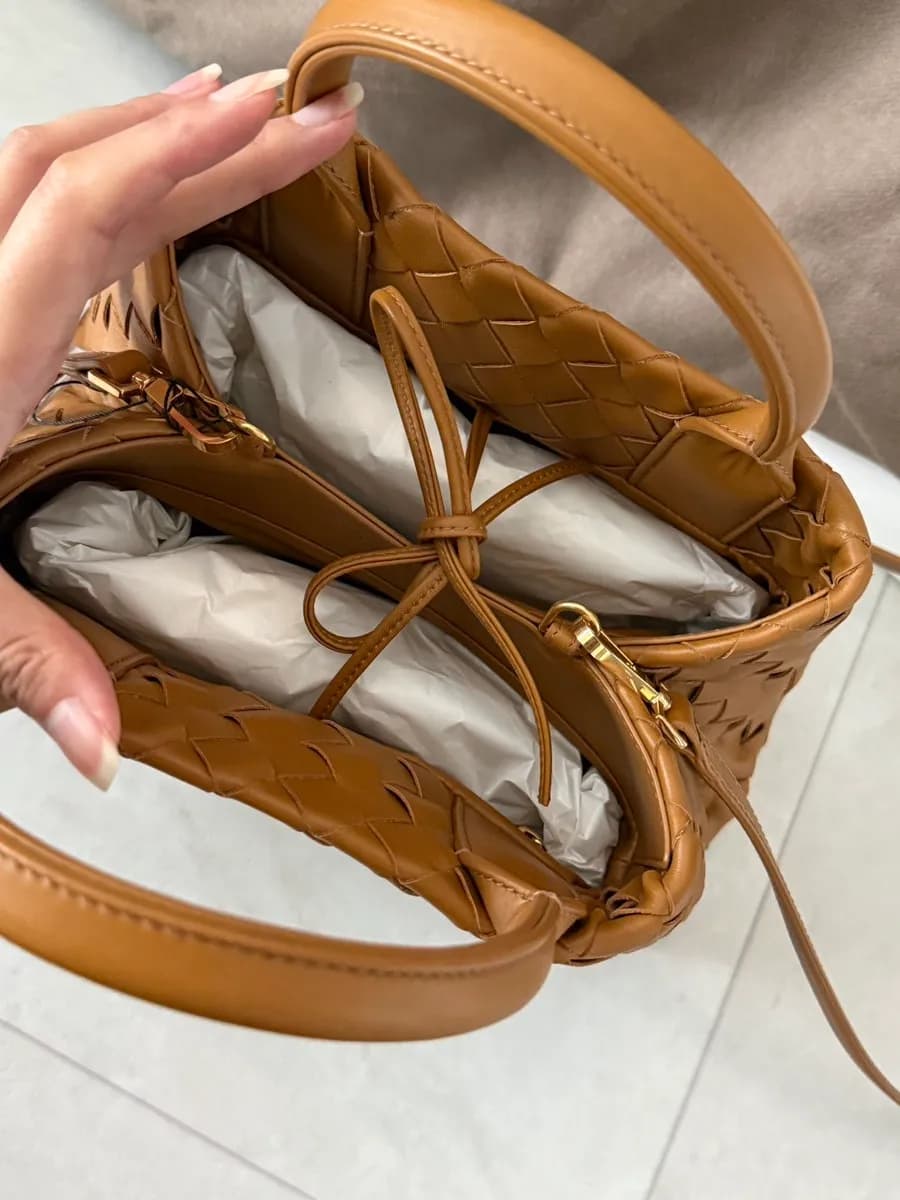 مقاس حقيبة Bottega Veneta New Roma Intrecciato وحزام الكتف القابل للفصل
