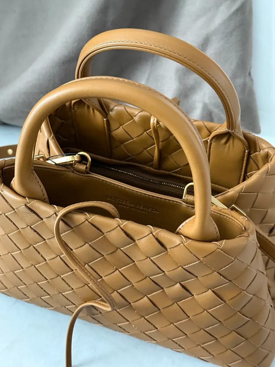 الجزء الداخلي الواسع لحقيبة Bottega Veneta الجملي