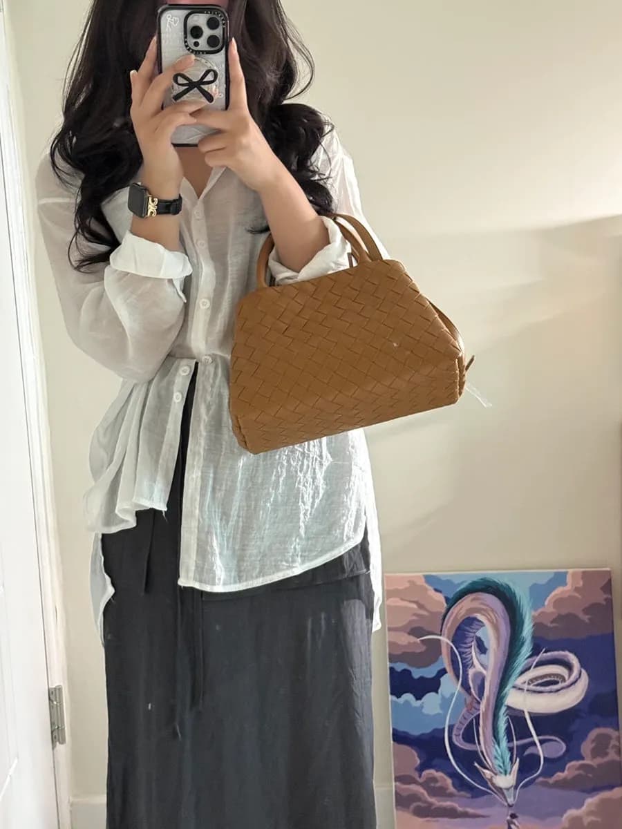 تفصيل القاعدة المصنوع من جلد الحمل الناعم في حقيبة Bottega Veneta