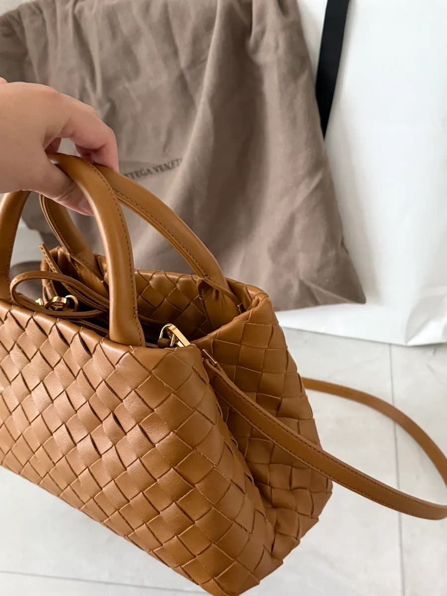 حقيبة Bottega Veneta متوسطة الحجم مع حزام الكتف مركّبًا