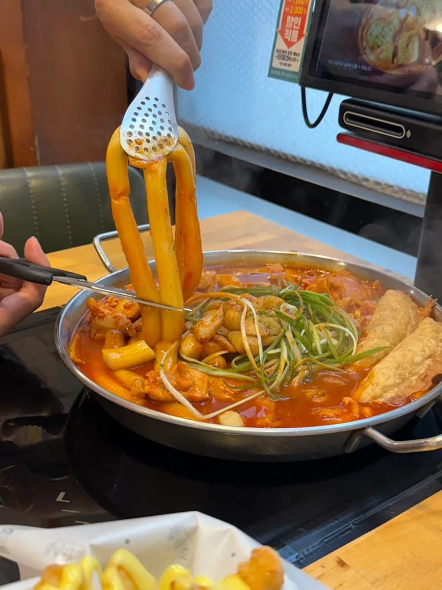Garlic Pong Dak tteokbokki portion with butter garlic fries for two people
