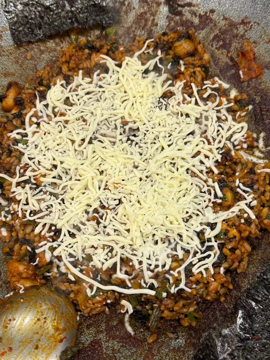 أرز مقلي بجبن الثلج النهائي مع جبن مطاطي في Jeongipum Jjukkumi