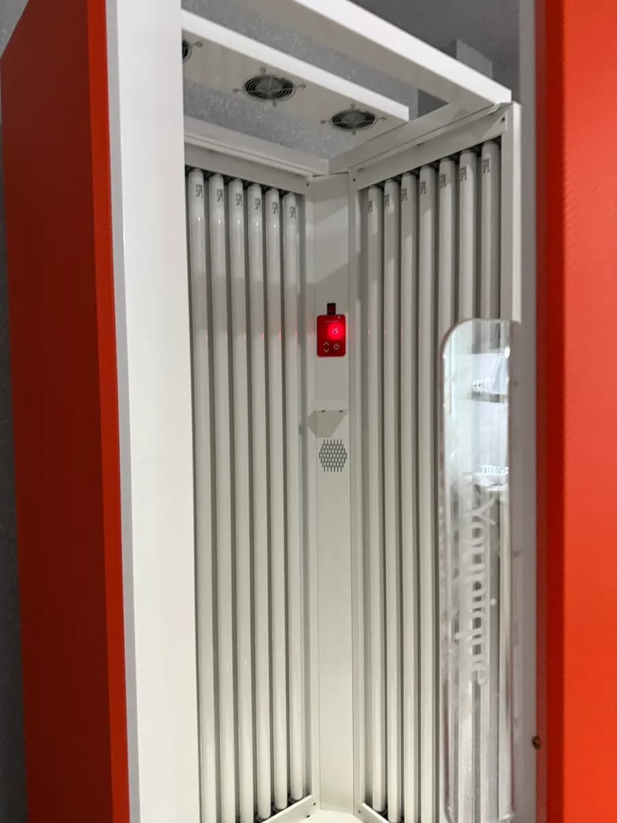 Găng tay, dụng cụ bôi lưng, kính bảo vệ mắt và đồ dùng tại Tanning Now Sanbon