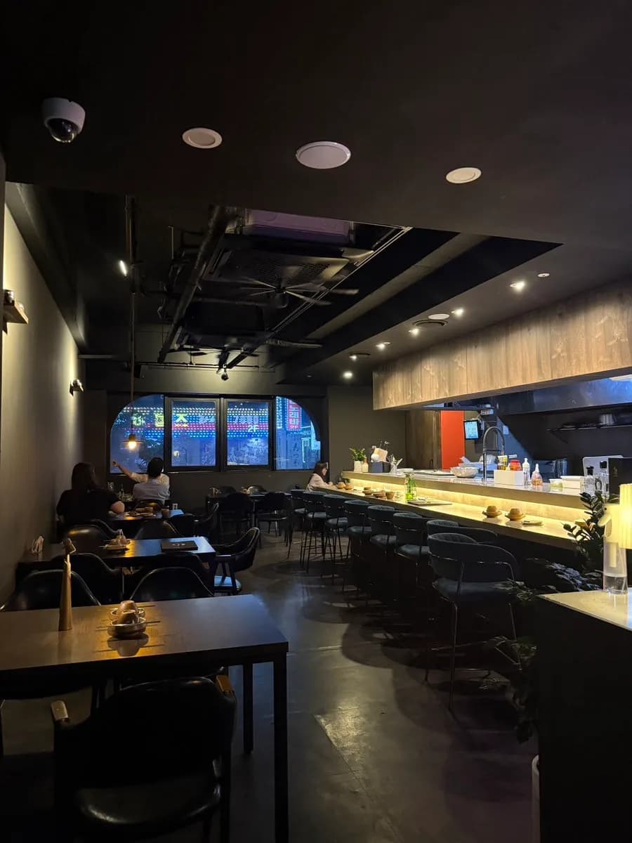 Tempat duduk dalaman di Dosaeng, dining bar Korea di Pyeongchon