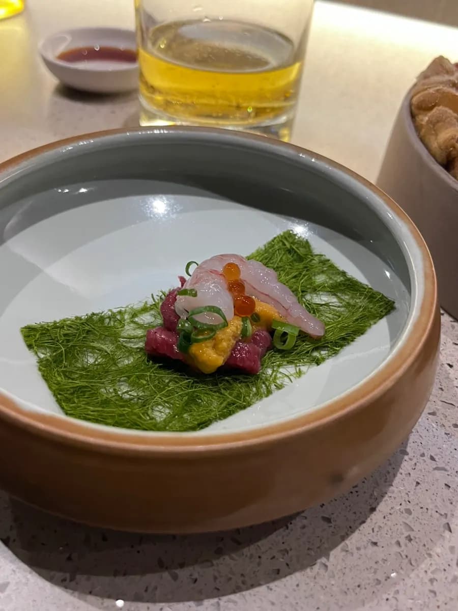 Gabungan Ohap dengan yukhoe, udang, kerang jakob, uni dan telur salmon di Dosaeng
