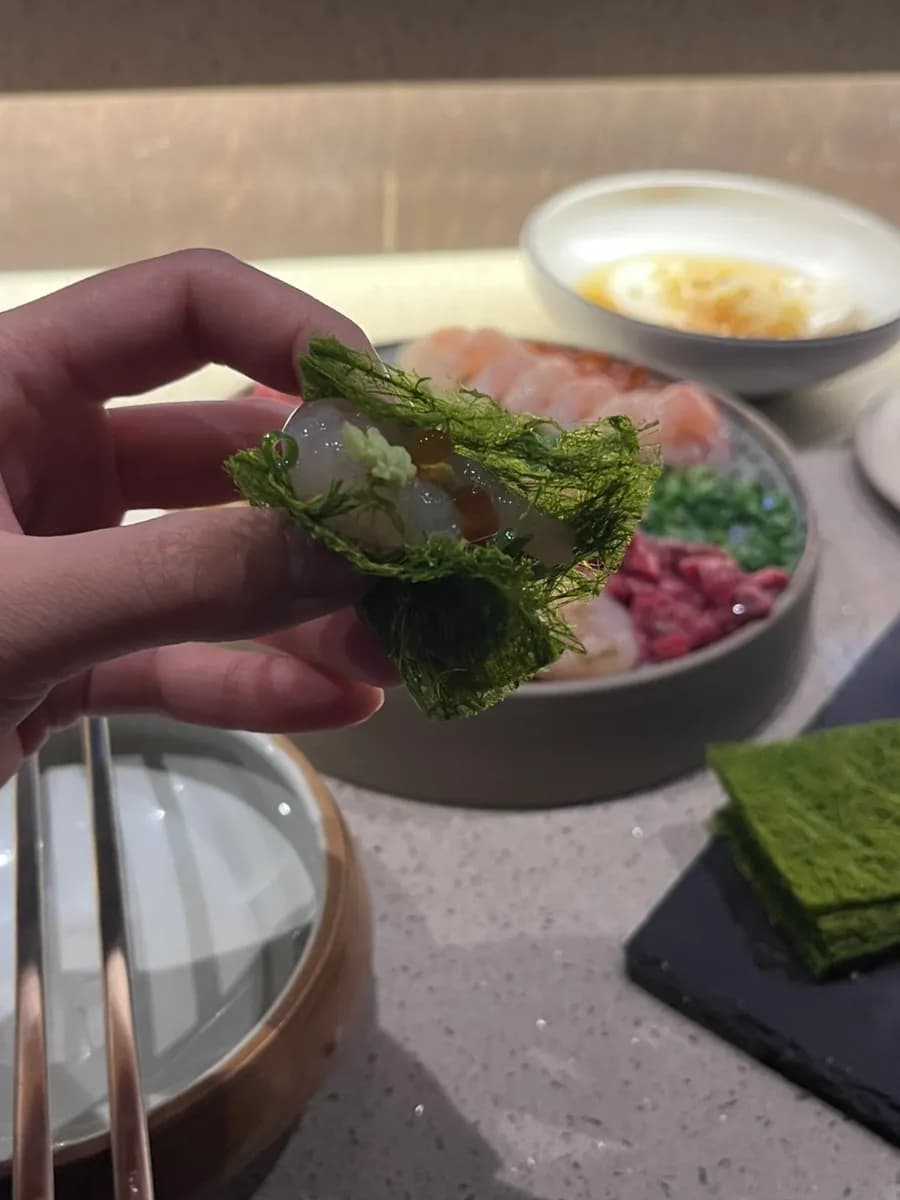 Balutan gamtae dengan makanan laut dan wasabi di Dosaeng, Pyeongchon