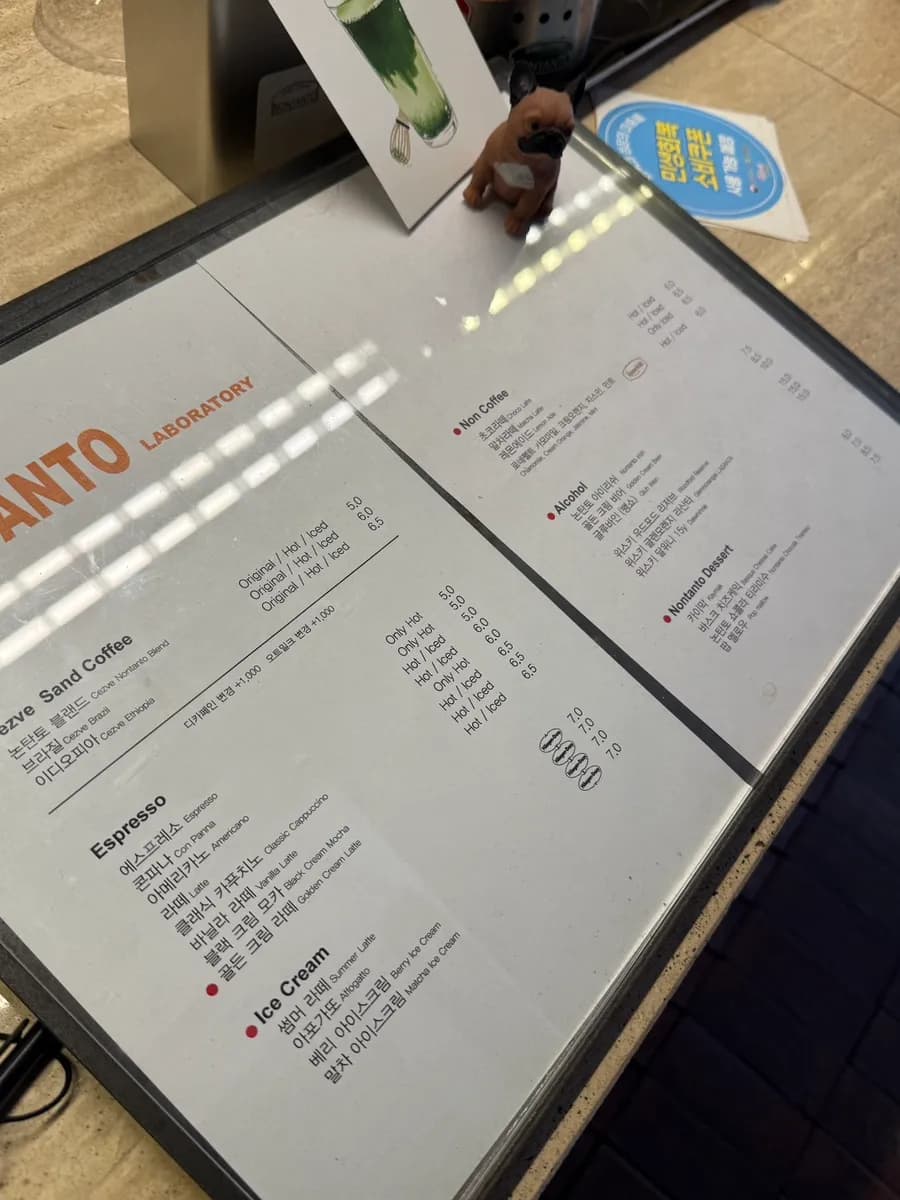バーカウンターとテーブル席があるNontantoの店内