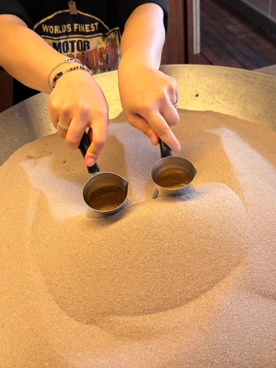 熱い砂で淹れるNontantoのサンドコーヒー