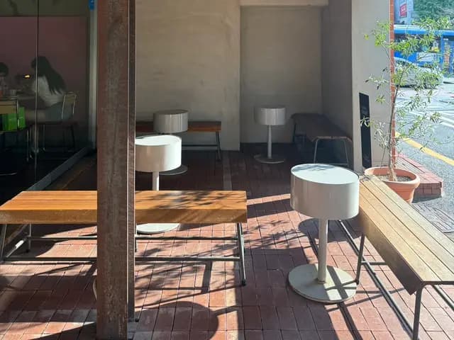 新村駅1番出口近くのNontantoカフェ外観