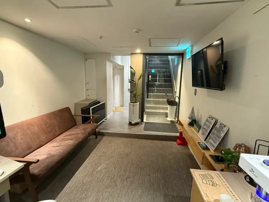 Locker at entrance preparation area sa Room Escape Olive, Sinchon