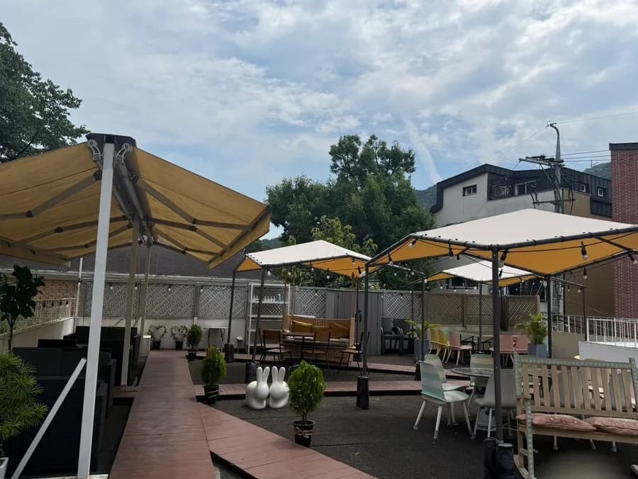 Tempat duduk meja rendah berhampiran tangga di Saisup