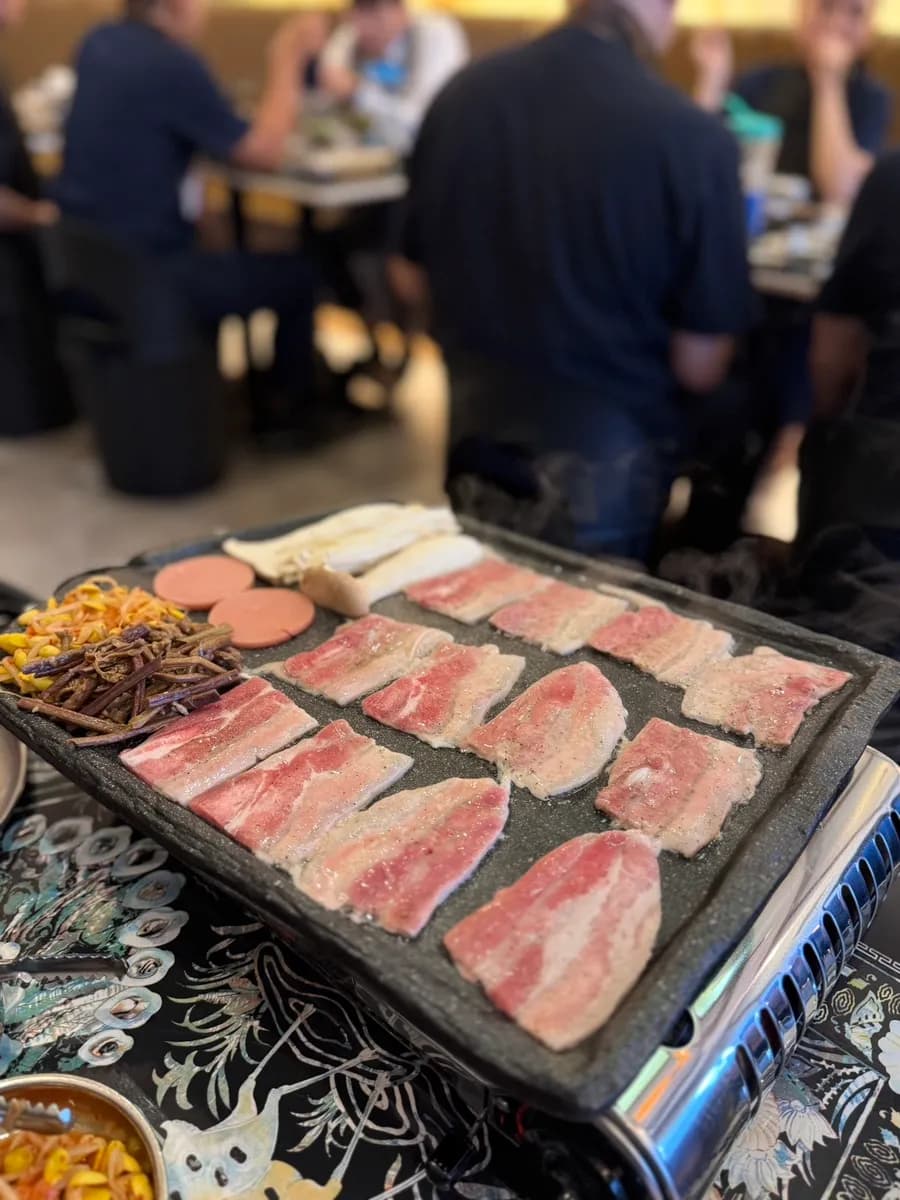 Poitrine de porc congelée avec champignons enoki, pleurotes du roi et saucisse rose à l’ancienne