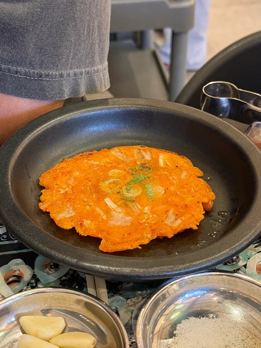 Poitrine de porc congelée grillée avec kimchi, germes de soja et fougère