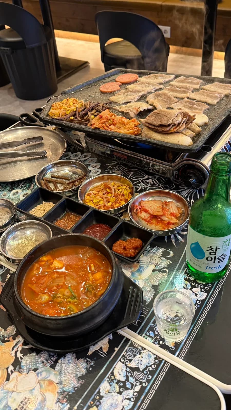 Soju et poitrine de porc congelée grillée à Gwanghuijeong Pyeongchon