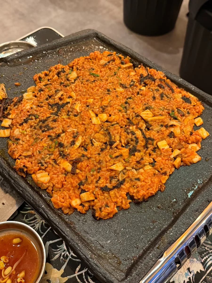 Riz sauté de fin de repas avec flocons d’algues et nurungji croustillant après le barbecue coréen