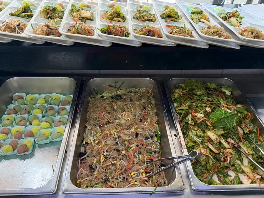 Hähnchenkeulen-Samgyetang-Sondermenü mit Sojasprossen-Japchae, Bomdong-Muchim und dreifarbigen Gyeongdan
