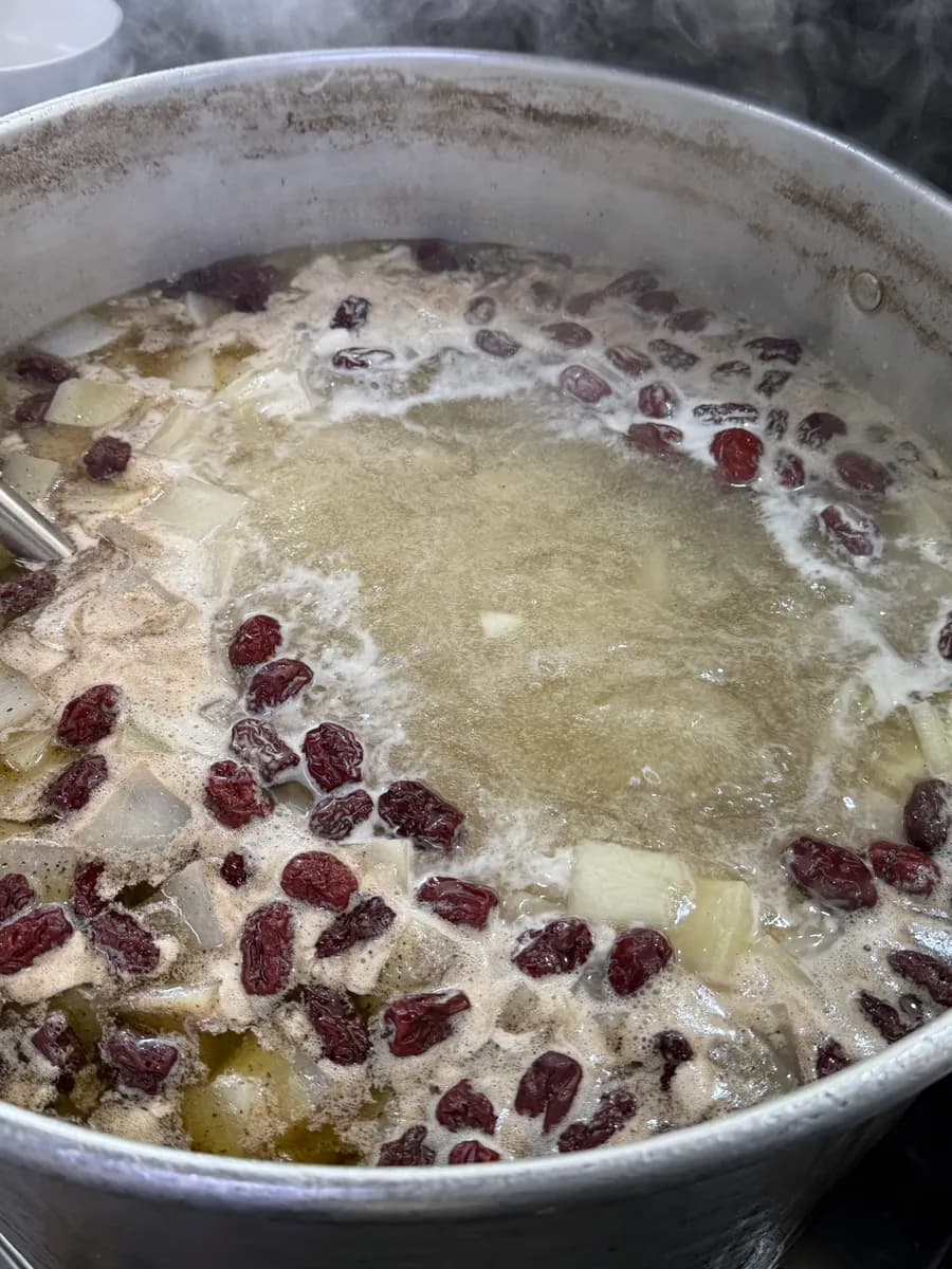 Samgyetang-Brühe mit Hähnchenkeulen-Stücken, koreanischem Rettich, Datteln, Tragantwurzel und ganzem Knoblauch