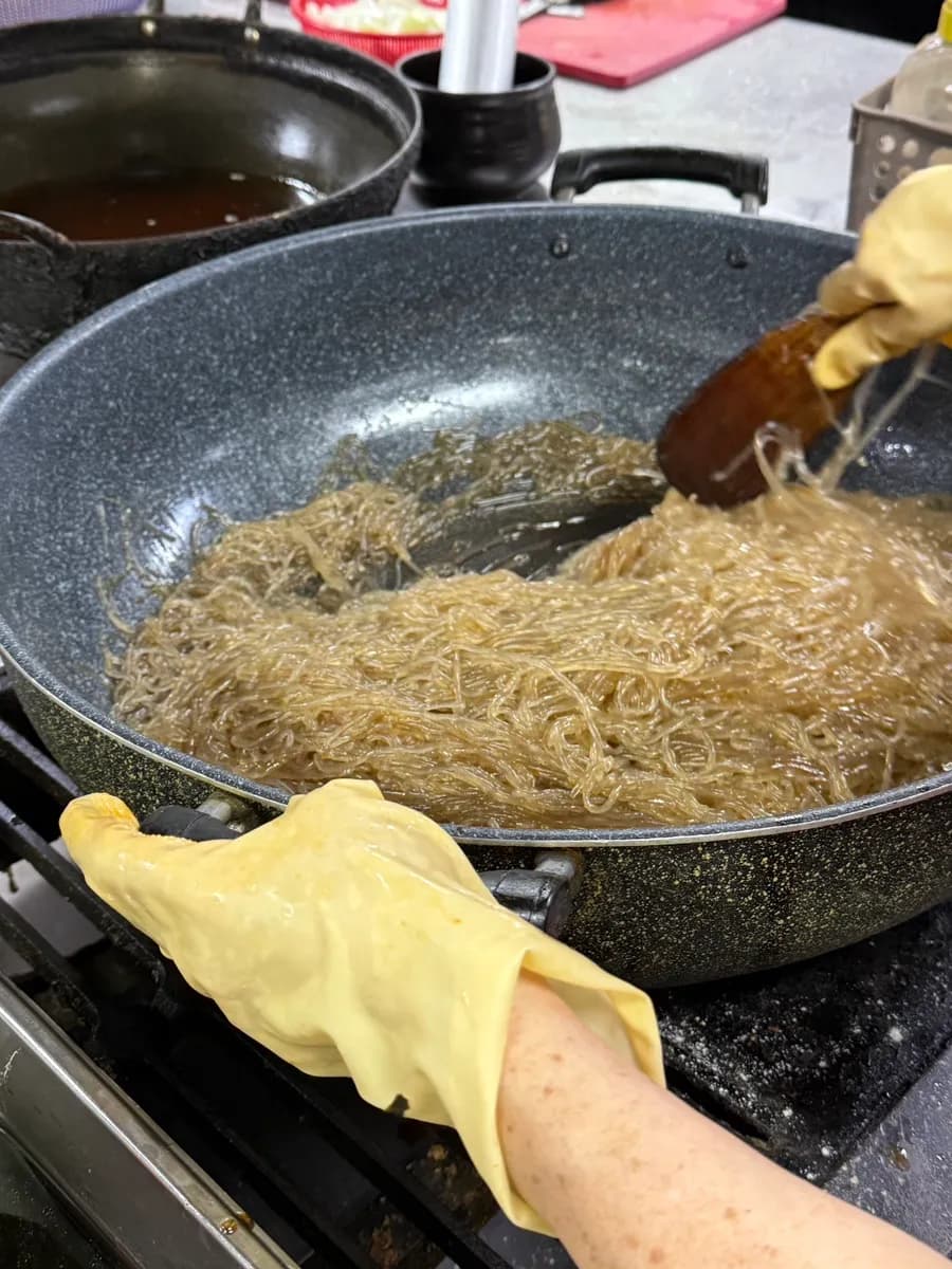 Hähnchenkeulen-Samgyetang mit Frühlingszwiebel und Dattel in einer größeren Tang-Schale