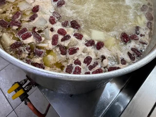 Portionierte koreanische Beilagen mit Japchae, Bomdong-Muchim und Reiskuchen