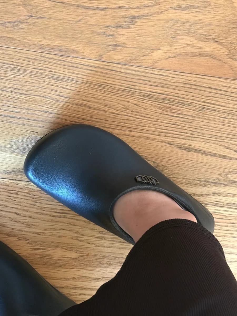 STICO NEC-03 kitchen shoes na suot para ipakita ang fit sa may instep