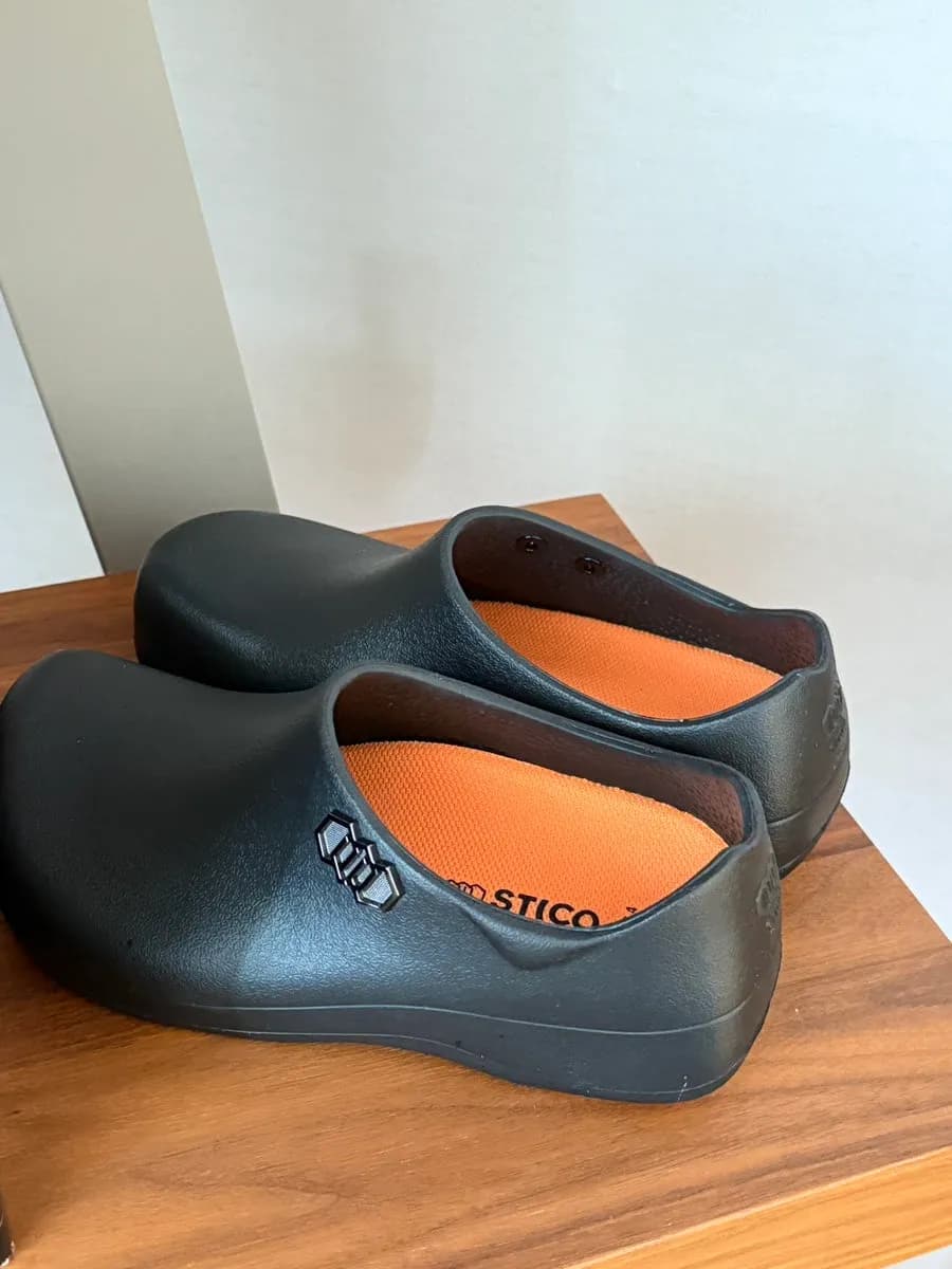STICO kitchen shoes na may matibay na hugis at simpleng logo