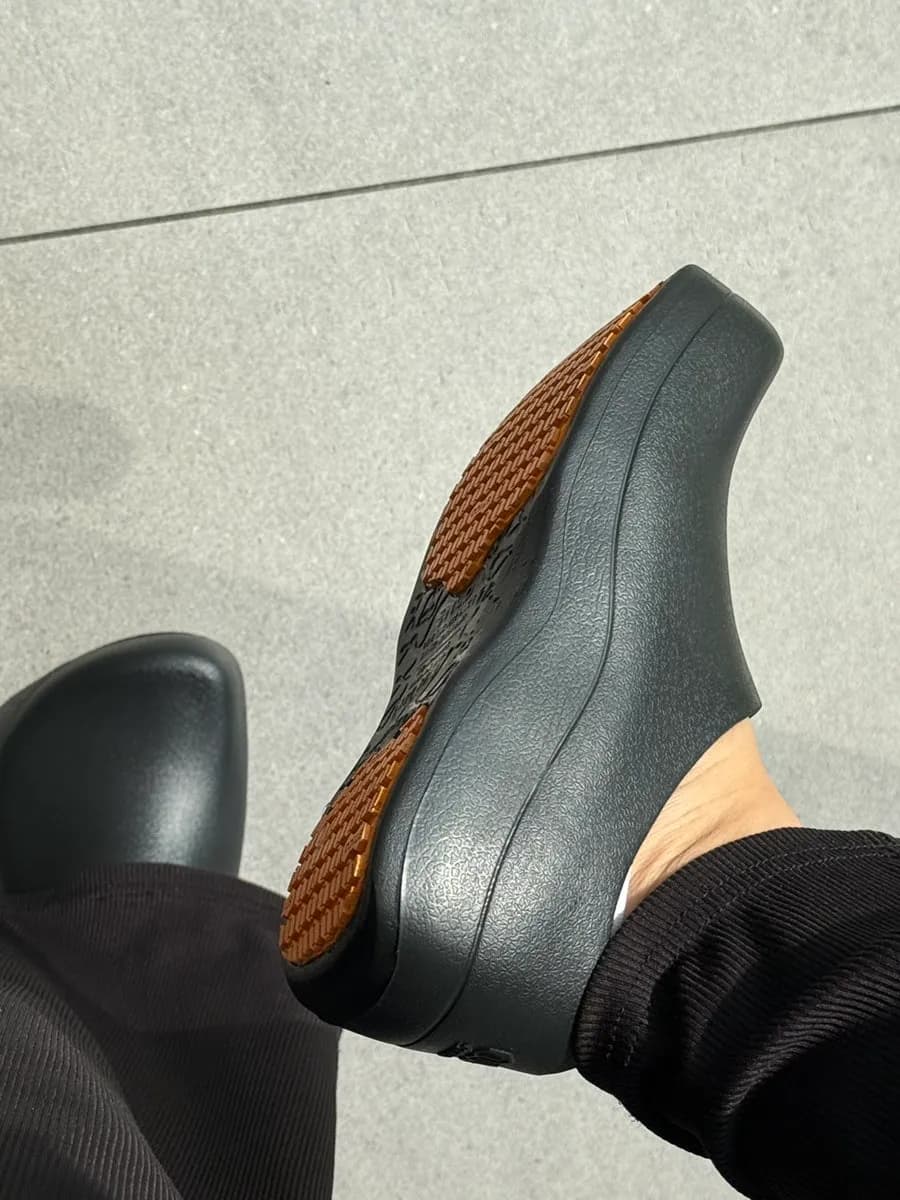 First-generation STICO kitchen shoes na may orange na insole